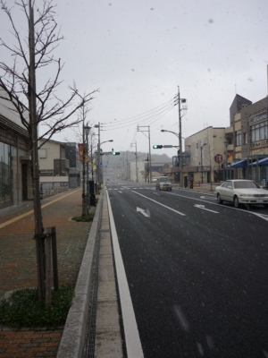 雪が〜駅前